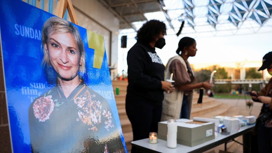 Una vigilia en memoria de Halyna Hutchins en Albuquerque, EU, el 23 de octubre de 2021. Foto: Kevin Mohatt / Reuters.