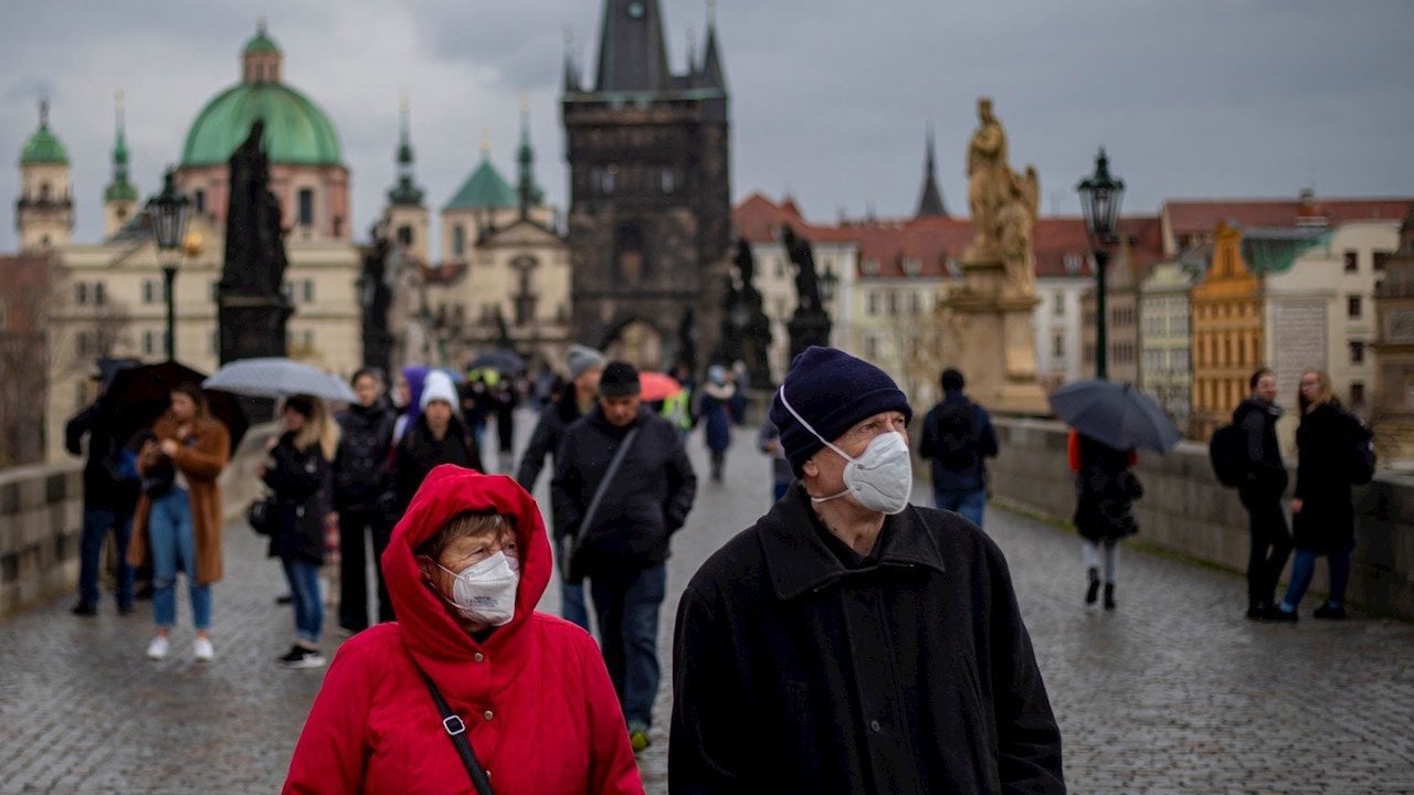 Europa vuelve a niveles preocupantes de contagios y muertes por COVID_19. Foto: Foto: EFE/EPA/Martin Divisek.