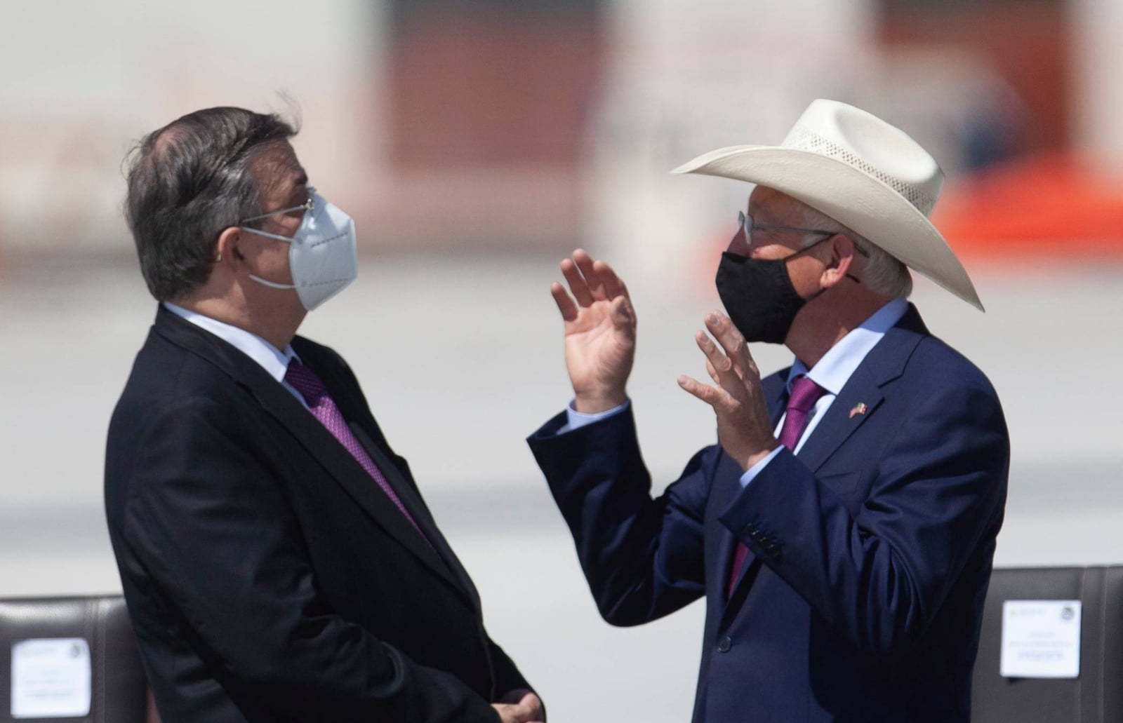 Ebrard y el embajador de EU en México, Ken Salazar. Foto por Daniel Dimayuga.