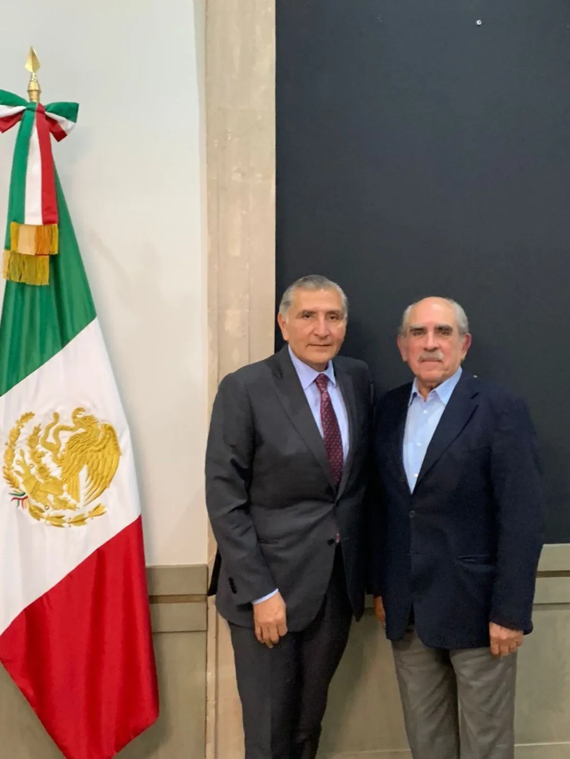El Secretario de Gobernación y el nuevo titular de la UIF. Foto presidencia de México.