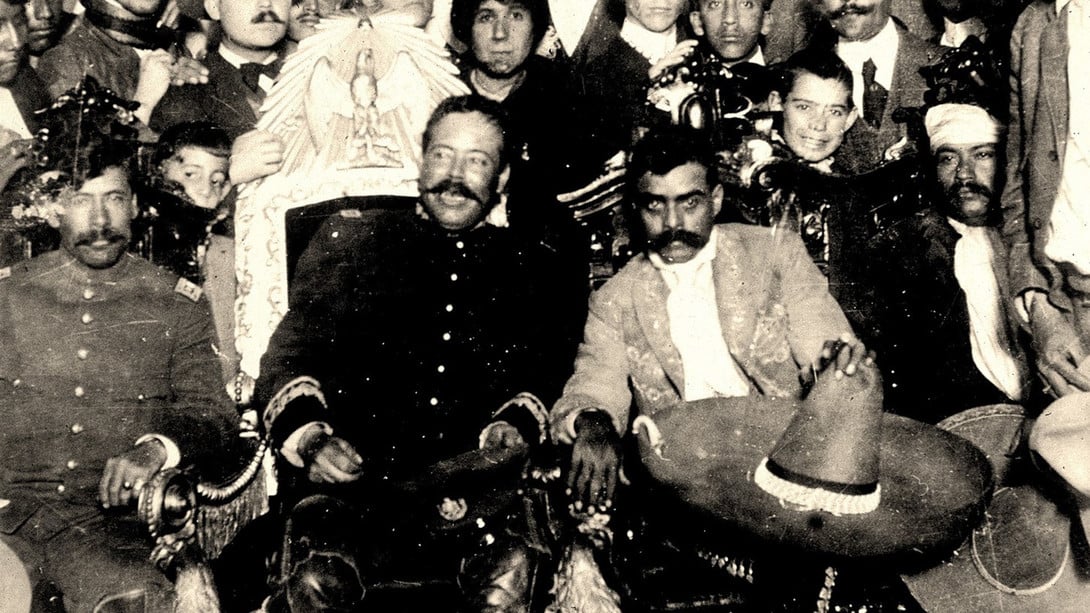 Villa y Zapata en el Palacio Nacional tras entrar en Ciudad de México, en 1914. Foto tomada de la red.