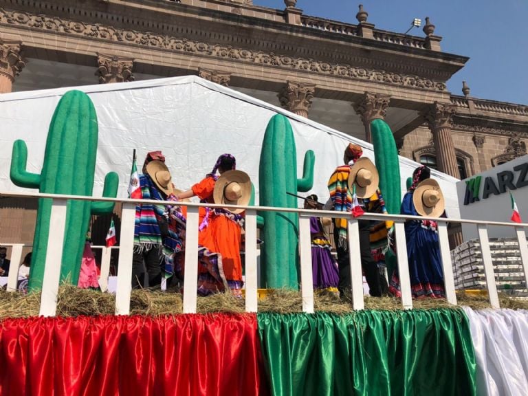 Adelitas frente a autoridades de gobierno. Foto: Gabriela Lara.