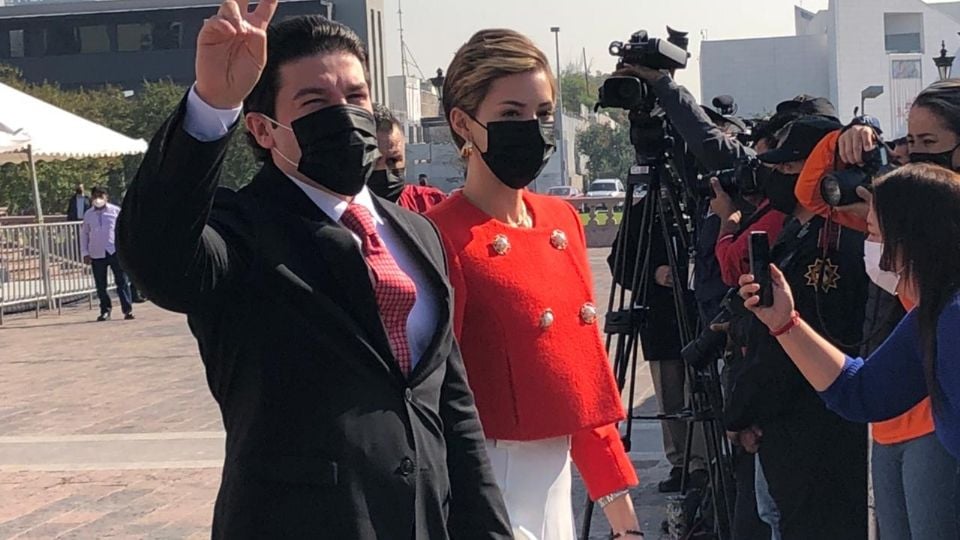 Samuel García y Mariana Rodríguez, presentes en el desfile. Foto: Gabriela Lara.