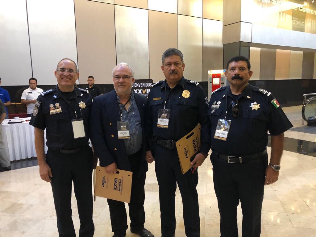 A la izquierda de un servidor, está el Inspector Ramirez Padilla. Foto: Cortesía Luis Gerardo Treviño.
