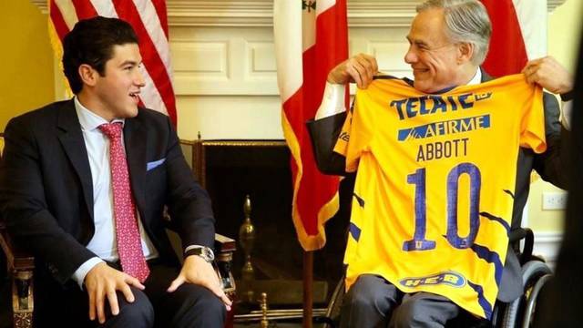 Samuel en Austin con el gobernador texano. Foto FB Samuel García.