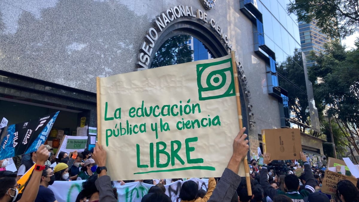 Protesta de la comunidad del CIDE afuera del Conacyt. Foto: Twitter @sipacide