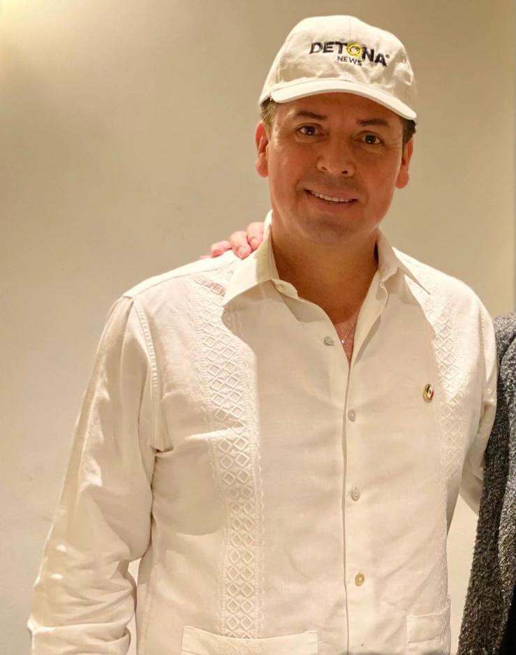 Senador Antonio García portando la gorra de DETONA. Foto: DETONA