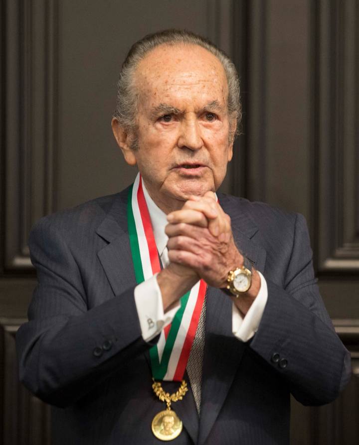 Con la "Medalla Belisario Domínguez", que le fue otorgada en 2015. Foto Senado de la República.