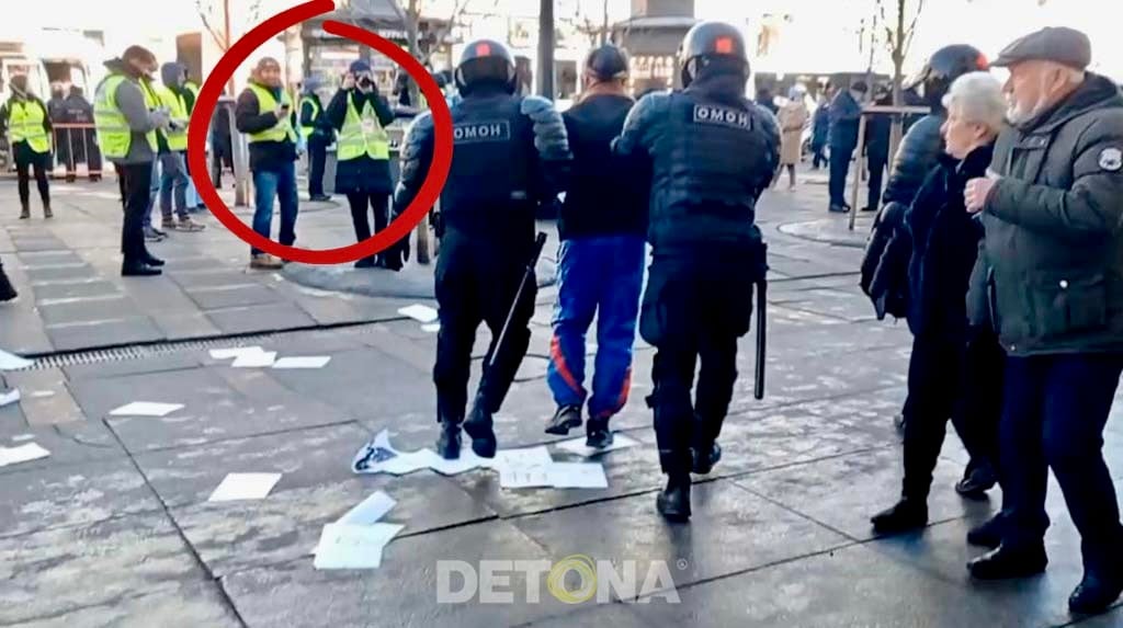 En el círculo los fotógrafos de la policía rusa captan al joven que fue detenido por solo traer en su celular fotos y videos de la frustrada manifestación. Todas las fotos y video por Svetlana R., exclusivos para DETONA.