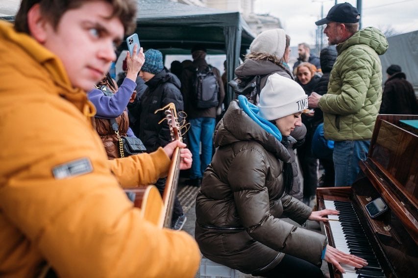 Olga Nechyporchuk toca "What a Wonderful World" en medio de la guerra. Foto: Twitter