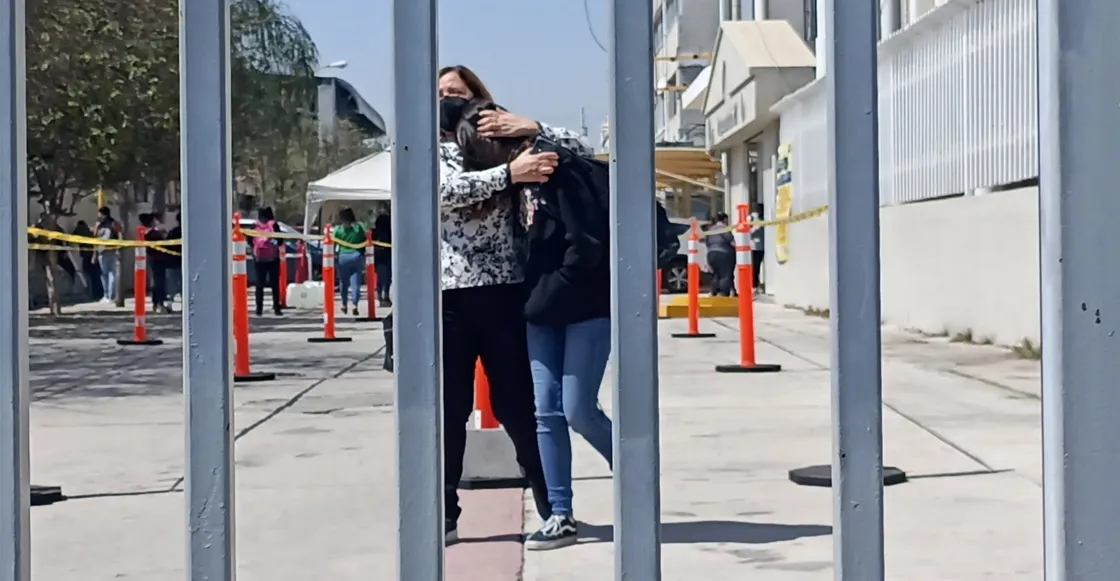 Padres recogiendo a los hijos, por miedo a tiroteo en UANL. Foto tomada de la red.