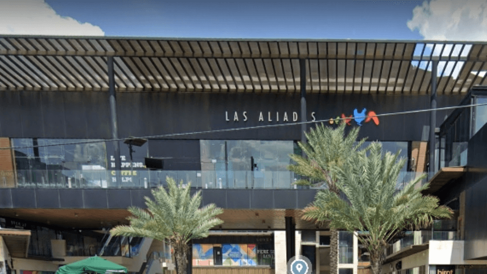 El restaurante se ubica en una plaza frente a Calzada del Valle en San Pedro. Foto: ABC Noticias/Cortesía