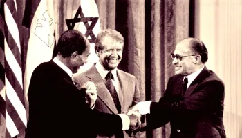Anwar El Sadat Sadat (izquierda) y Menachem Begin (derecha) reciben el Premio Nobel de la Paz en 1979, con el presidente Carter como testigo. Archivo DETONA.