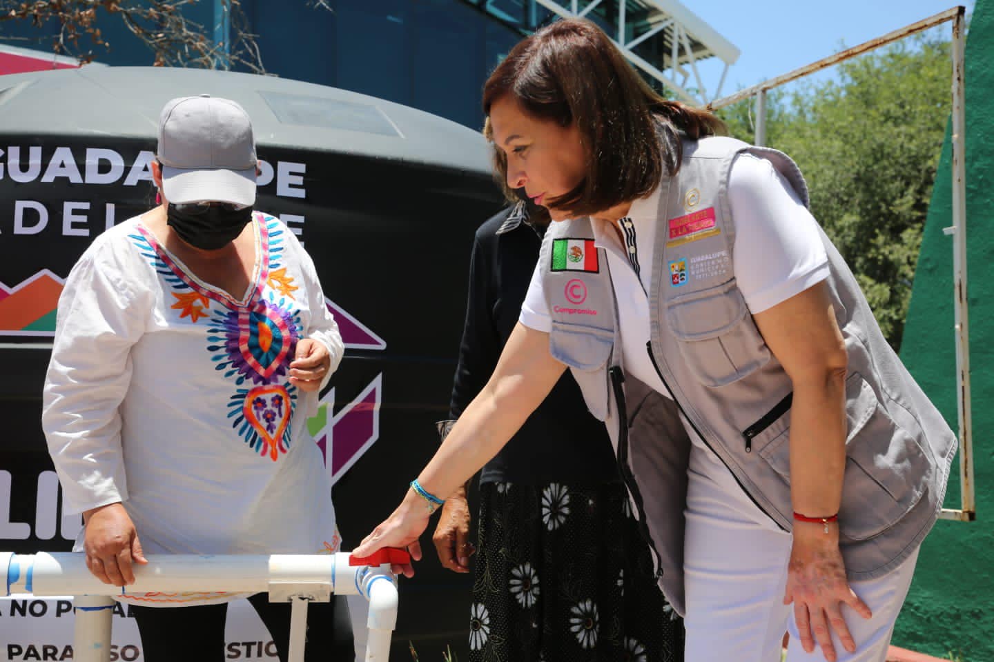 Cristina Díaz, en plena acción propagandera. Foto por el Municipio de Guadalupe.