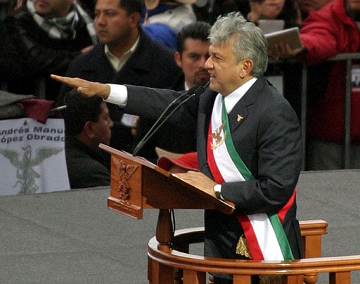 AMLO jurando por primera vez con la banda presidencial cruzándole el pecho. Julio 2006. Foto archivo DETONA.
