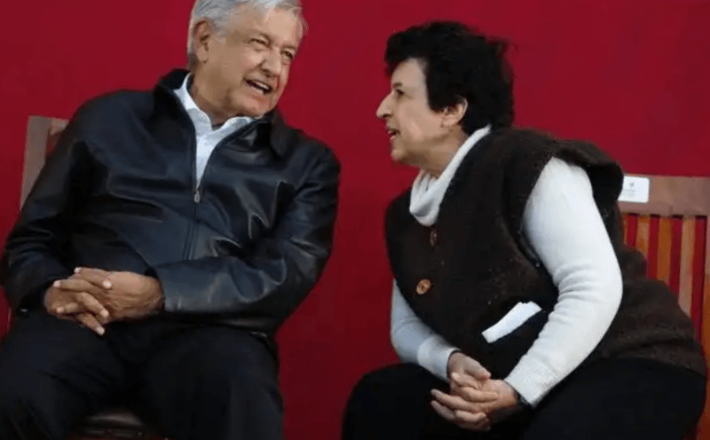 AMLO y Raquel Sosa, la rectora de las Unis patito que no tienen registro de la SEP. Foto gobierno de México.