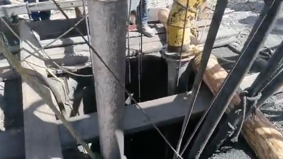 Colocan cámara en pozo; Intentan rescatar a mineros