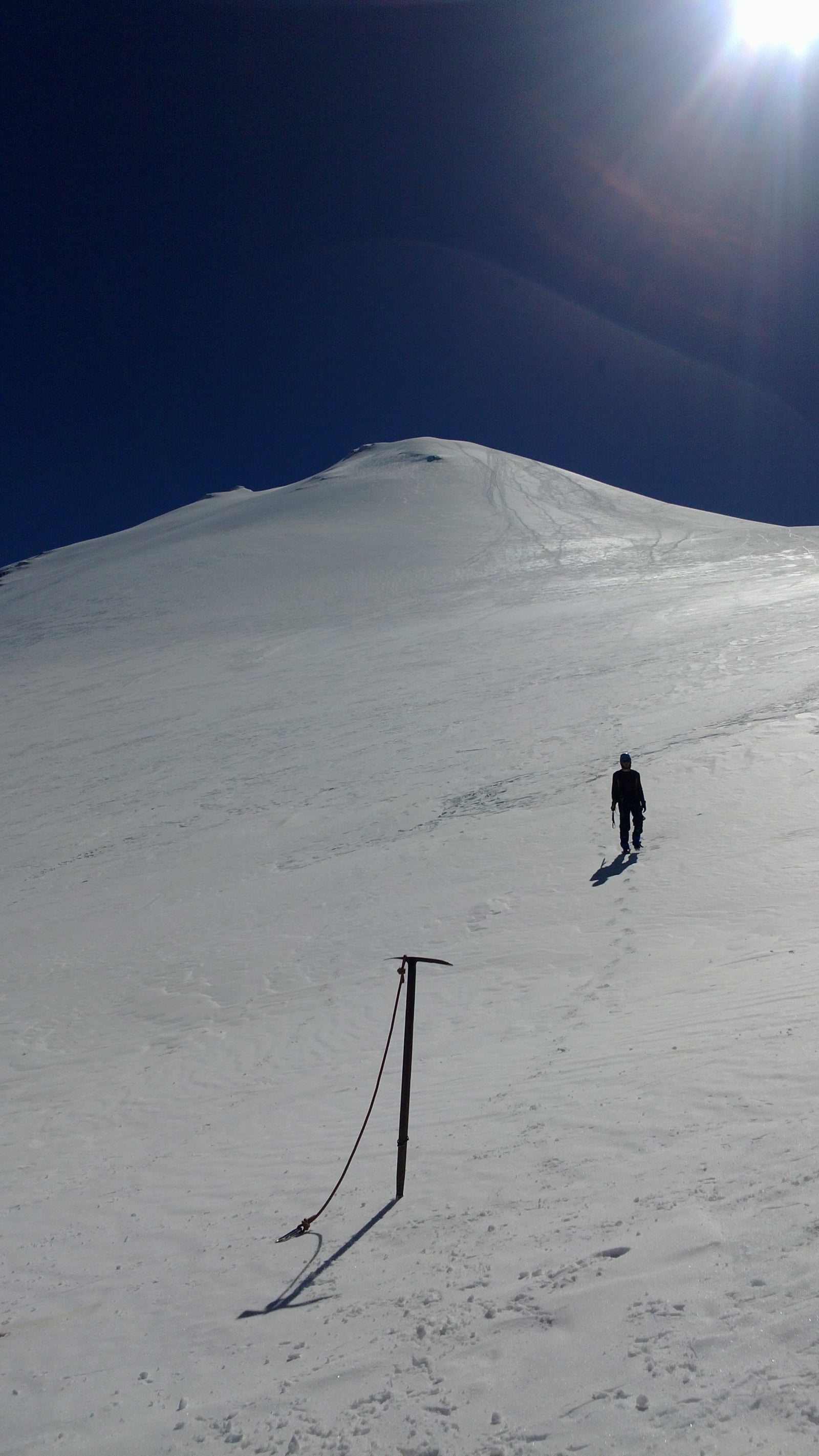Santiago descendiendo de la cumbre del Pico de Orizaba y en primer plano, el piolet que salva vidas. Foto por Plácido Garza para DETONA.