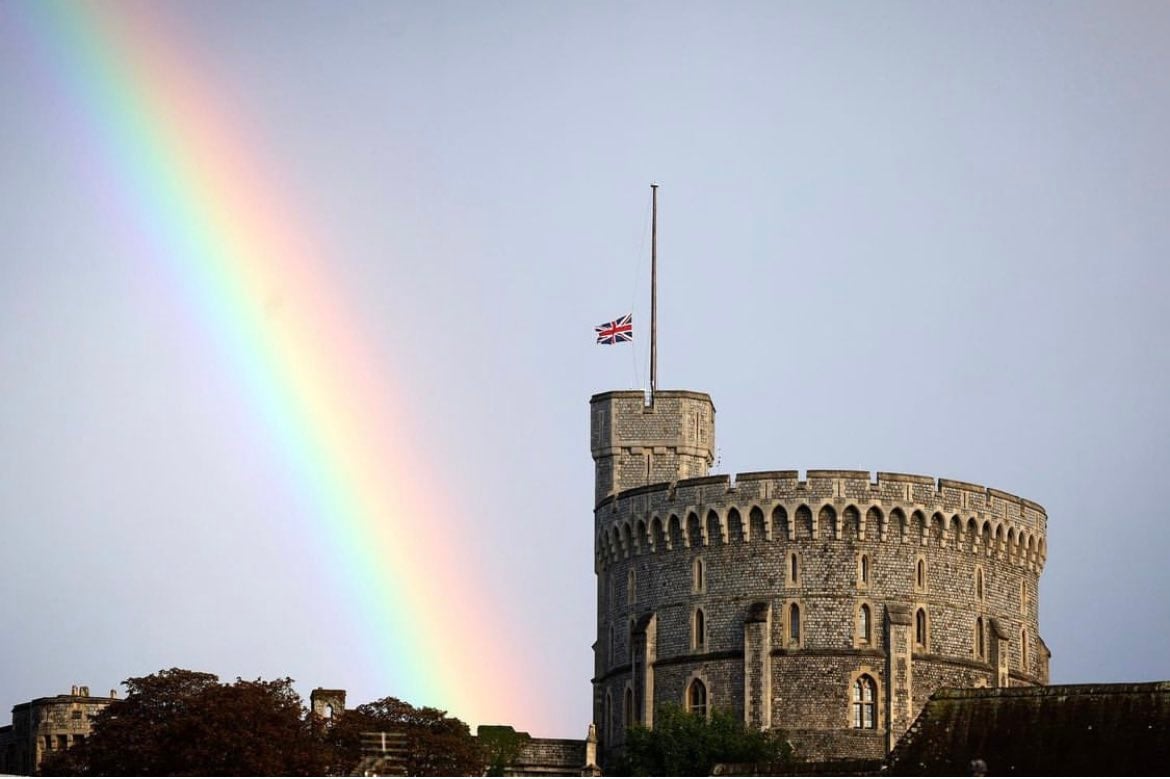 IMPACTANTE: Arcoíris reviste el Palacio de Buckingham tras de la muerte de Isabel II