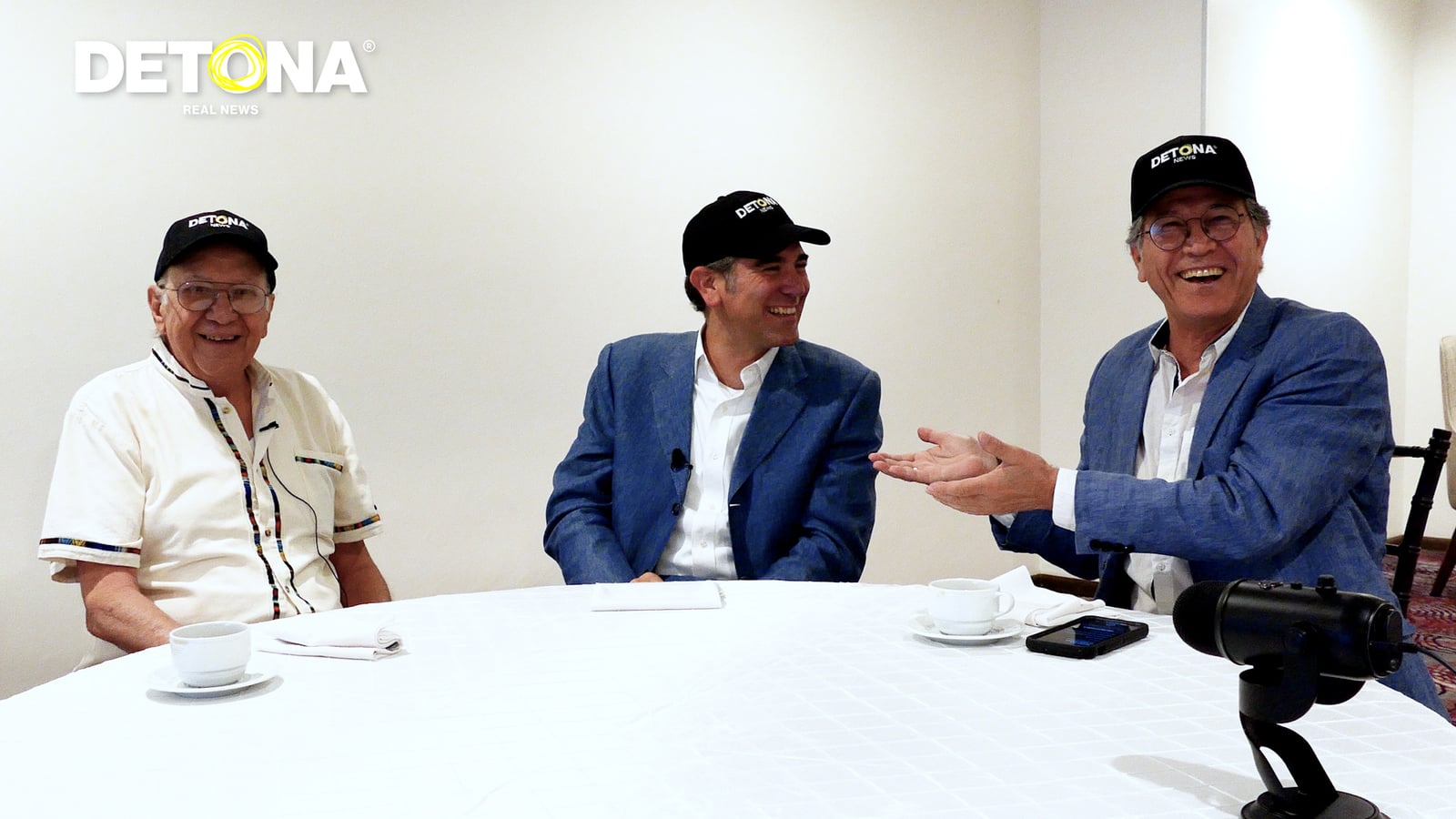 Al centro, Lorenzo Córdova, consejero presidente del INE. Foto por DETONA.