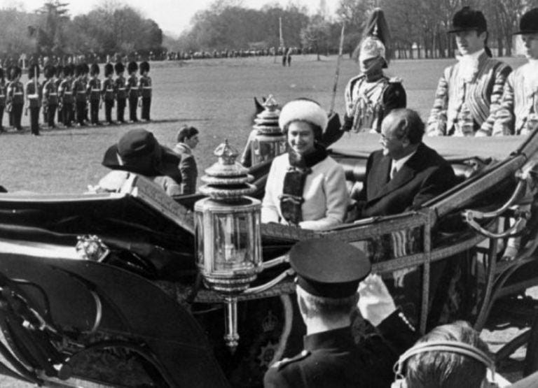 Luis Echeverría con la reina Isabel II en México.