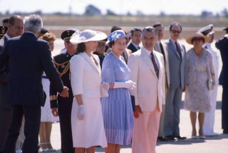 La reina Isabel con Miguel de la Madrid en Baja California Sur. Foto: ABC Noticias