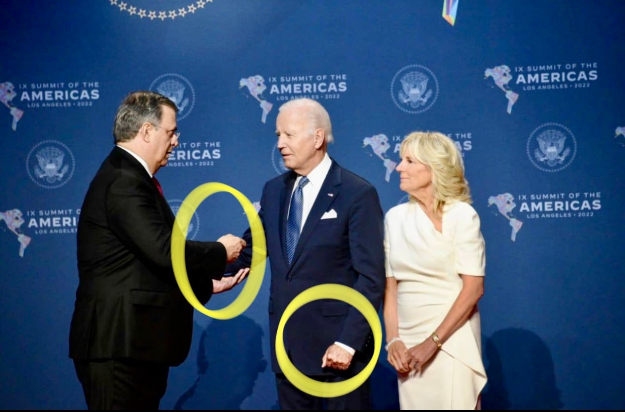 En la... cumbre. Vean las manos de Ebrard y la de Biden. Foto SRE.