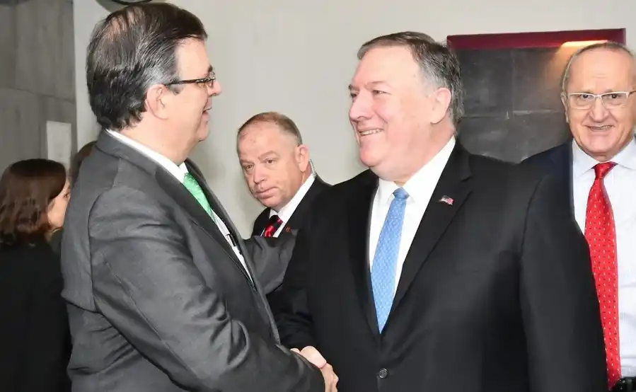Ebrard y Pompeo, regalando la política migratoria de México a EEUU. Foto SRE.