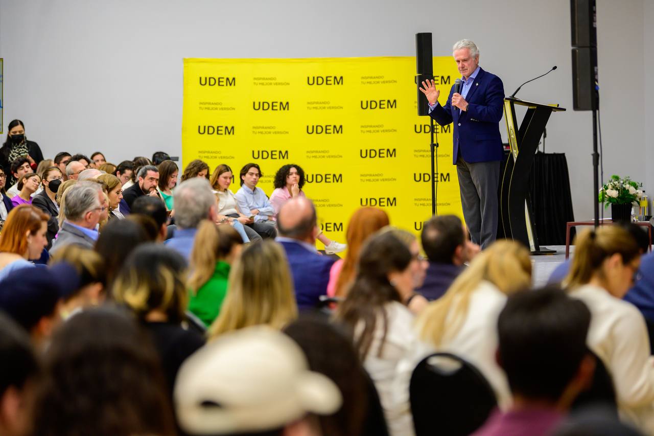 Santiago Creel platica con estudiantes de la UDEM