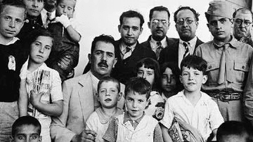 Cárdenas y los "Niños de Morelia". Foto Archivo DETONA.