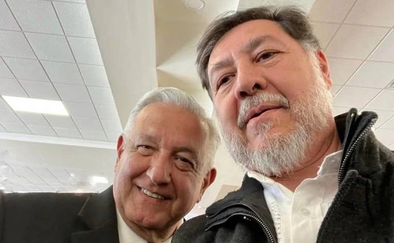 Plaga de dos patas: El menesteroso que preside el Senado, Fernández Noroña, con su compañero ex presidente. Foto por el legislador del PT, partido rémora de Morena.