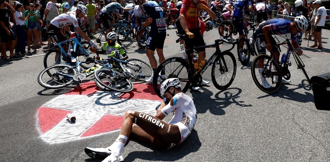 Caída masiva en el Tour de Francia, causada por una selfie. Foto redes de Europa.