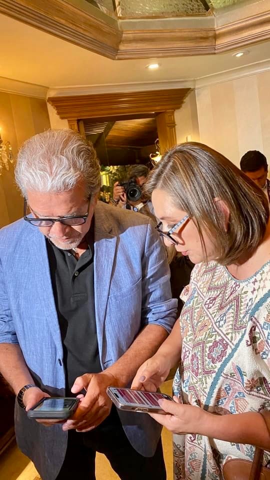 Xóchitl con el autor, a su llegada a casa del empresario sampetrino. Foto por Gabriela Kalifa Kaún.