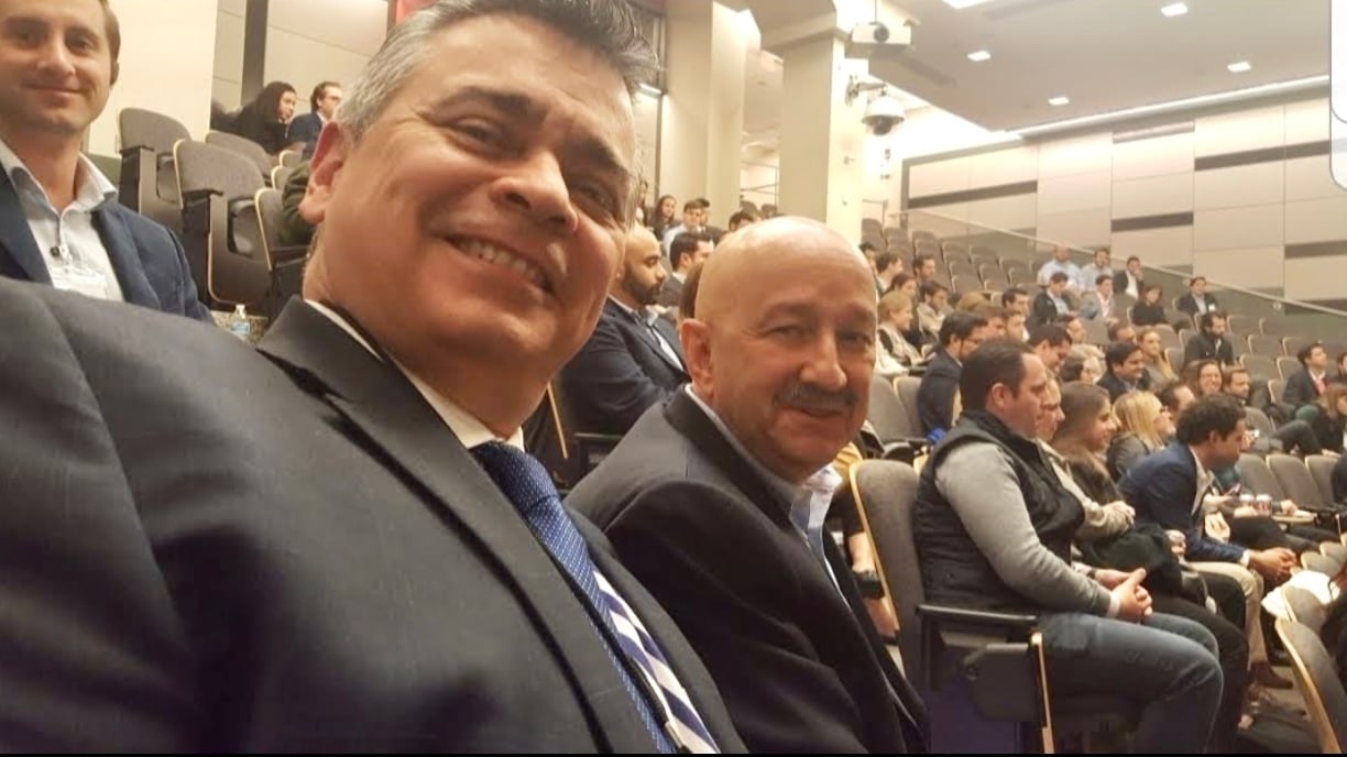 Carlos Salinas de Gortari, sin escoltas. Esta foto no es en el Corte Inglés, pero sí en Harvard, con Sergio Arturo Vela, del Staff DETONA® en Estados Unidos. Al final de la conferencia a la que ambos asistieron en dicha universidad, el ex presidente tomó un Uber.