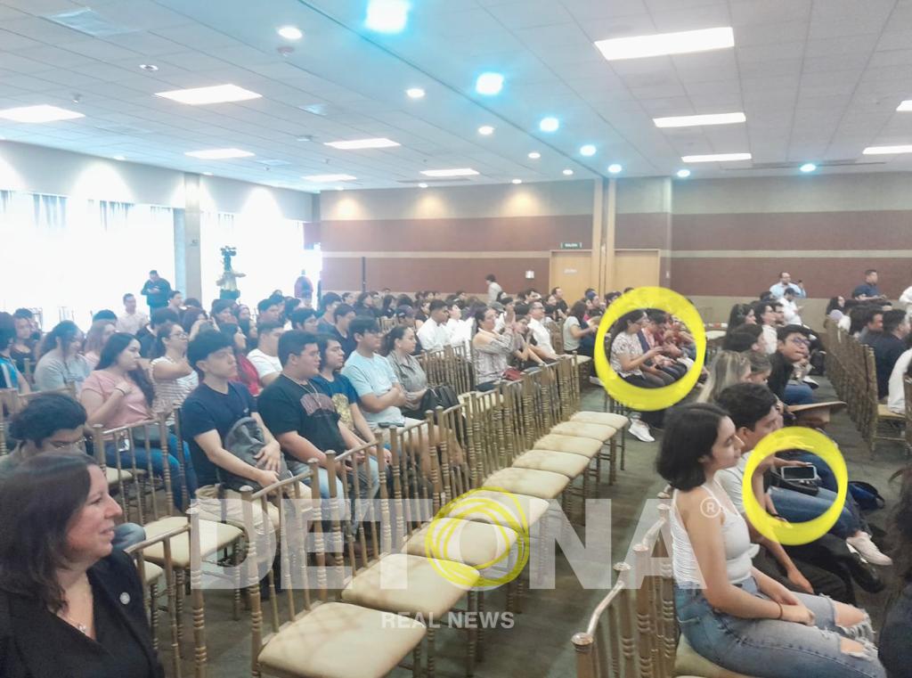 Parecen estudiantes y maestros, ¿verdad? Lo son, y fueron convocados con lista en mano al más puro "modo dinosaurio" de los tiempos del PRI, PAN, PRD, similares, anexos y conexos. El "modo celular", a todo lo que da. Fotos por Paco Peña para DETONA.