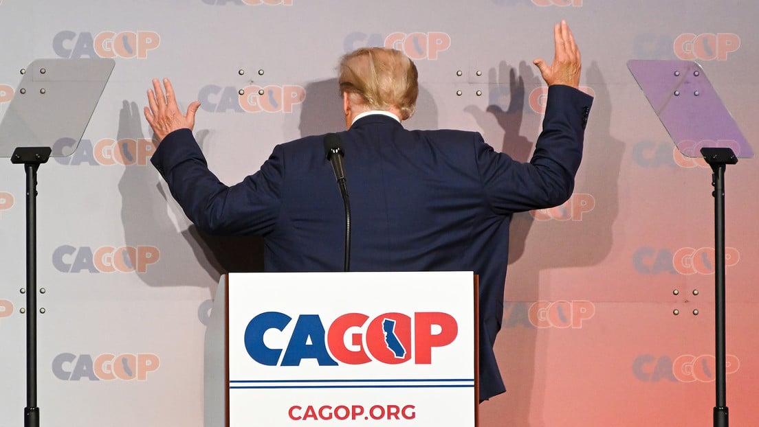 Trump "chochea" imitando a Biden