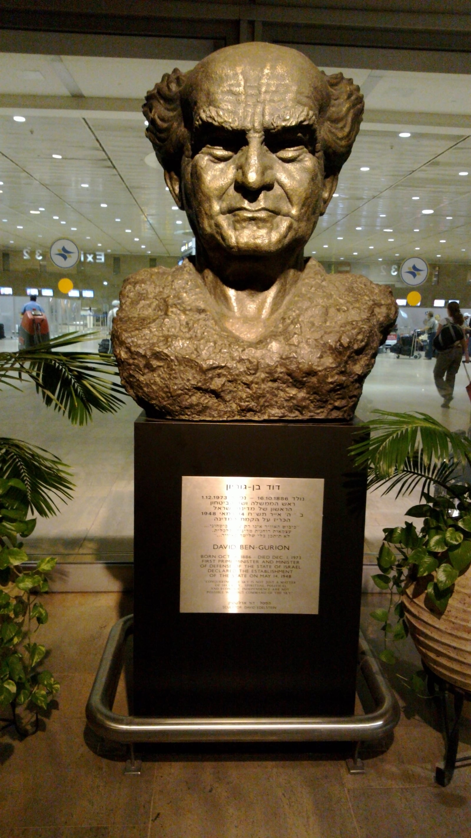 Busto de David Ben-Gurión, en el aeropuerto de Tel Aviv que lleva su nombre. Foto por DETONA.