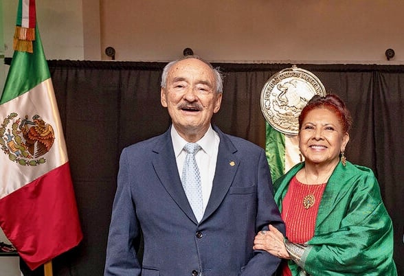 Embajador Víctor Manuel Barceló Rodríguez (87 años) y su esposa, Josefina Monroy. Foto Embamex Uruguay.
