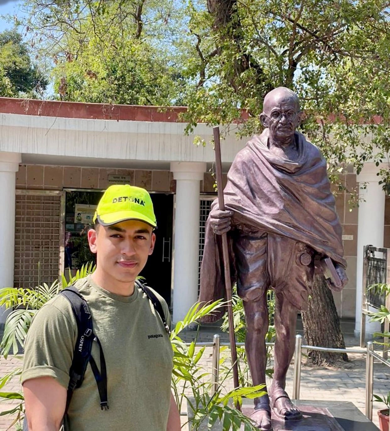 Eduardo Hernández K. / DETONA en la India, ante la estatua de Mahatma Gandhi. Foto Staff / DETONA.