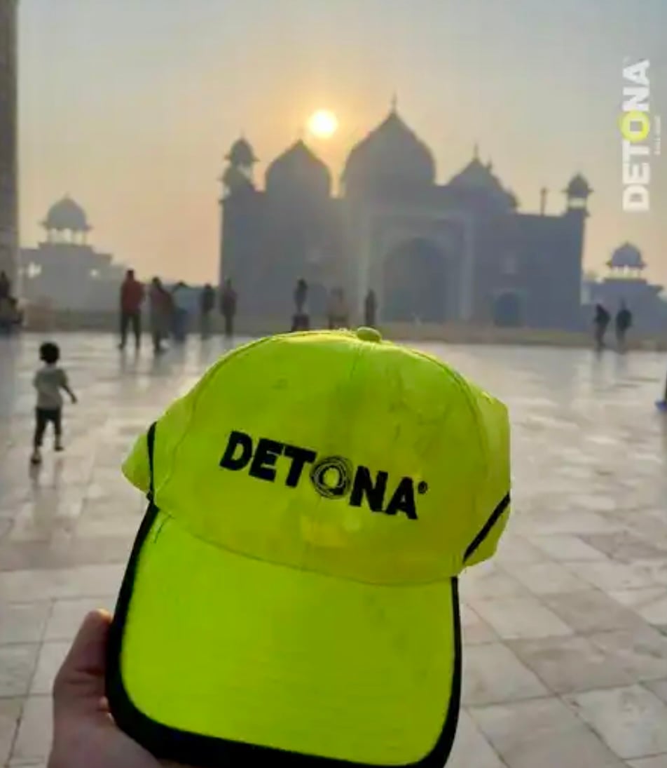 DETONA en la India. Al fondo, el Taj Mahal.