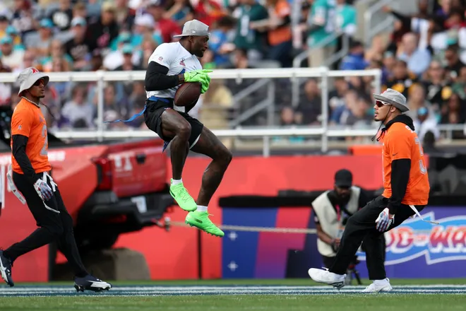 Más que jugadores de futbol americano, los Best Pro de la NFL parecían comediantes... y de los malos. Hasta tachones fosfo fosfo traían algunos; no de las naranjas podridas, por supuesto, pues al MC no le alcanza el presupuesto para tanto. Cortesía NFL.