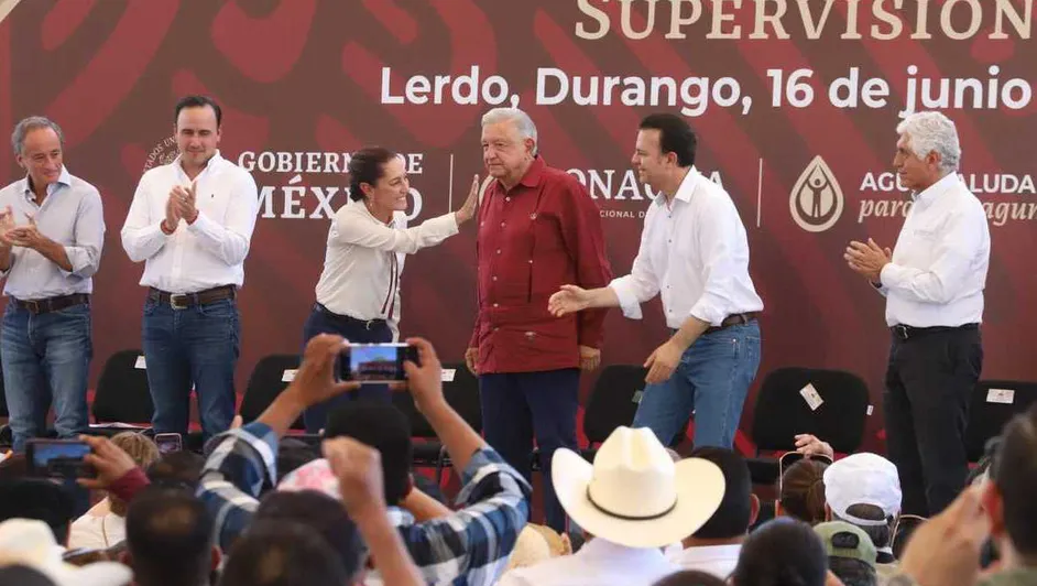 A la izquierda, Tricio Haro aplaudiéndole al poder mientras Lala seca los milenarios acuíferos de Cuatro Ciénegas, Coahuila, para llenar de agua los litros de leche y otros productos que vende su empresa.