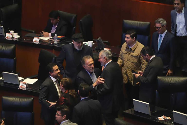Foto para la historia, los conversos Yunes siendo recibidos por Adán Augusto López, pastor de los senadores morenistas. Por DETONA / CDMX.