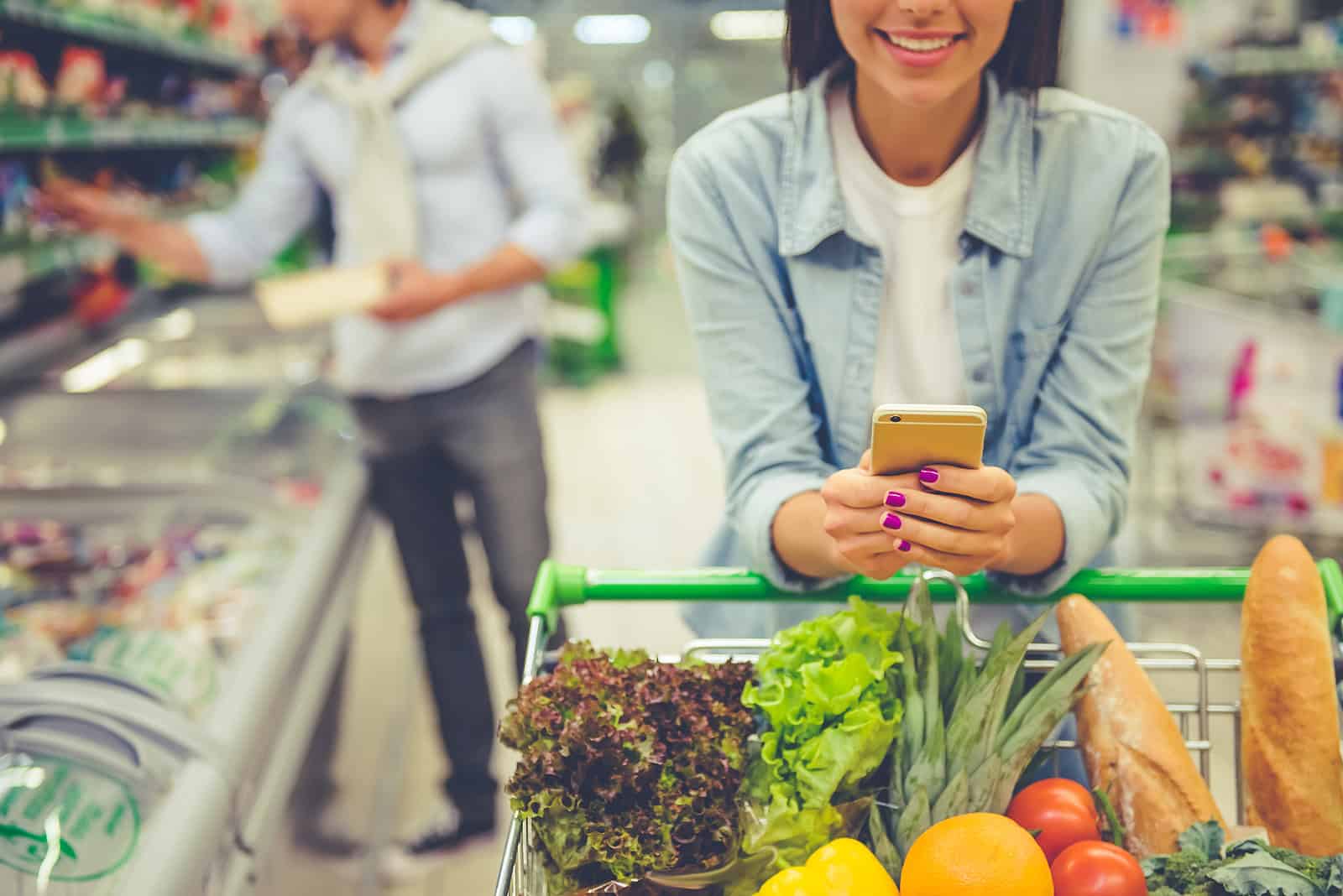 Joven pareja de compras en un supermercado.