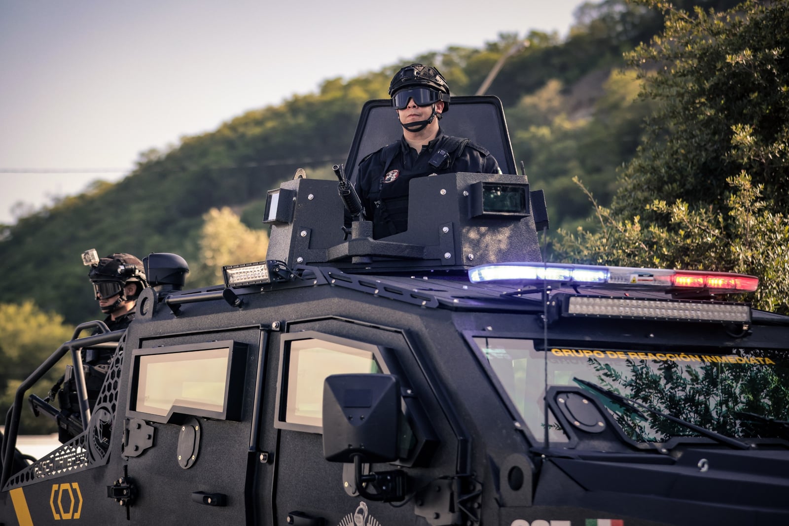 Refuerza David de la Peña la vigilancia en Santiago con un vehículo “Black Mamba”