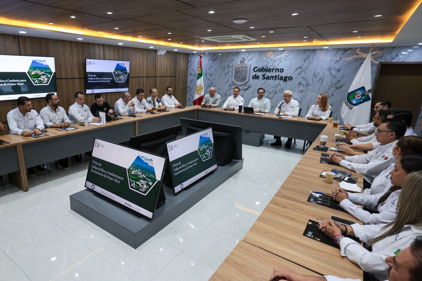 El alcalde de santiago, david de la peña, cabildo y funcionarios de primer nivel se comprometen a cumplir el código de ética y conducta