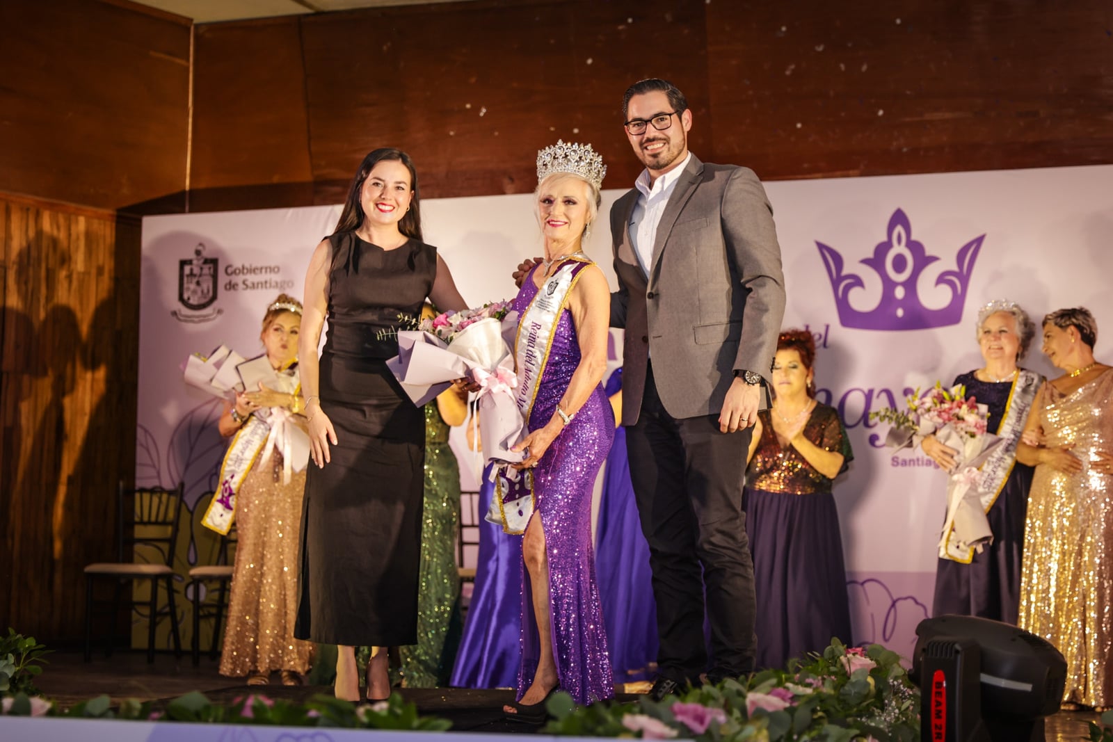 Coronan David de la Peña y Olga Amalia Villalón a Magda Guerra como nueva reina del adulto mayor 2025