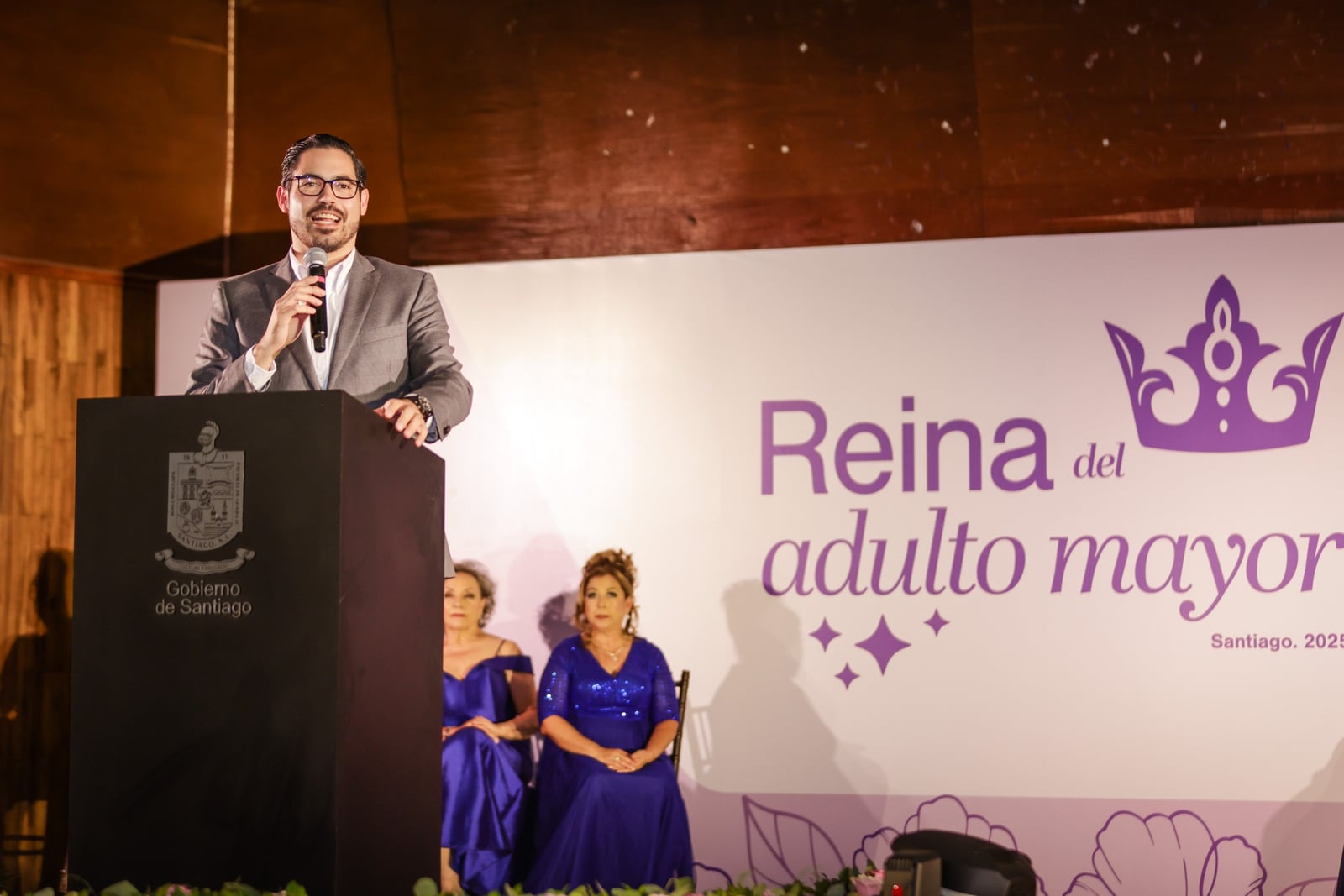 Coronan David de la Peña y Olga Amalia Villalón a Magda Guerra como nueva reina del adulto mayor 2025