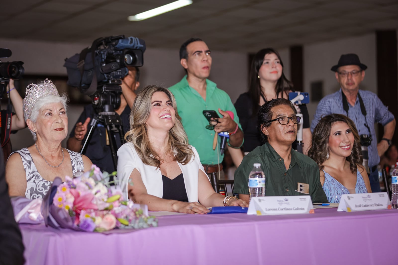Coronan David de la Peña y Olga Amalia Villalón a Magda Guerra como nueva reina del adulto mayor 2025