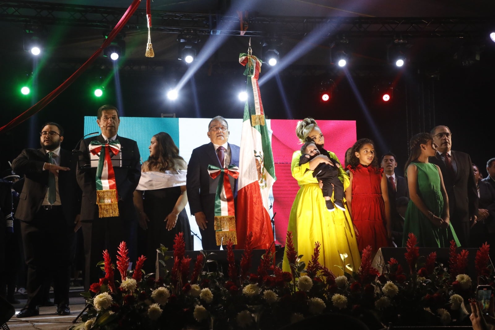 Vibra Escobedo al ritmo norteño y al grito de ¡Viva México!